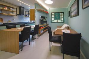 Dapur atau dapur kecil di Apto pet friendly com garagem a 100m do mar