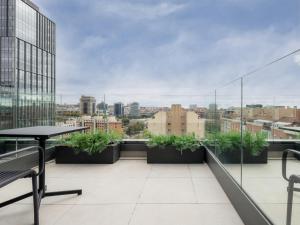 马德里Hs Madrid Centro Atocha的阳台种有植物,享有城市美景