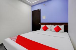 Postel nebo postele na pokoji v ubytování Hotel O Ashwi