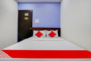 Postel nebo postele na pokoji v ubytování Hotel O Ashwi