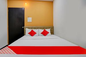 Postel nebo postele na pokoji v ubytování Hotel O Ashwi