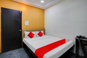 Postel nebo postele na pokoji v ubytování Hotel O Ashwi
