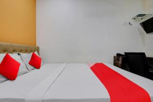 Postel nebo postele na pokoji v ubytování Hotel O Ashwi