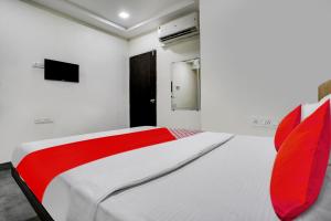 Postel nebo postele na pokoji v ubytování Hotel O Ashwi