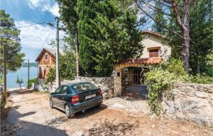 een auto geparkeerd voor een huis bij Two-Bedroom Apartment In Krusevo in Kruševo