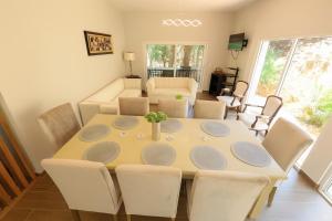 ein Esszimmer mit Tisch und Stühlen in der Unterkunft Casa Luminiere- Keyhole Bay #5 home in Roatán