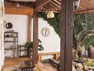 a living room with a wall covered in ivy at Jeonju Sosohanhanok in Jeonju