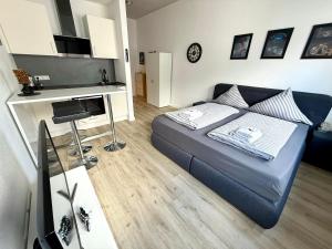 a small room with a bed and a kitchen at NEU MotoLoft Schwarzwaldhochstraße Zentrum Goldstadt Pforzheim Schlössle in Pforzheim