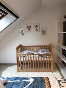 a bedroom with a crib in a room at Ferienhaus Kribbikrabba Butjadingen in Butjadingen