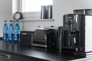 encimera de cocina con cafetera y microondas en Your Holidays Aquamarina Onyx 84, en Międzyzdroje