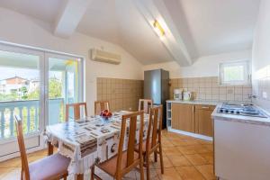 Kuchyňa alebo kuchynka v ubytovaní Studio in Crikvenica 43206