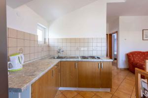 Kuchyňa alebo kuchynka v ubytovaní Studio in Crikvenica 43206