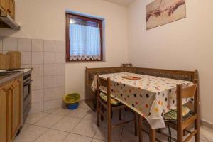 Kuchyňa alebo kuchynka v ubytovaní Two-Bedroom Apartment in Crikvenica XXXVII