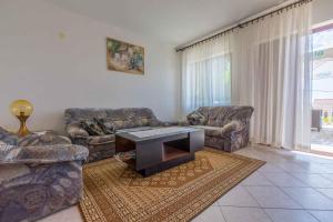 Posedenie v ubytovaní Two-Bedroom Apartment in Crikvenica XXXVII
