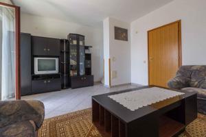 Televízia a/alebo spoločenská miestnosť v ubytovaní Two-Bedroom Apartment in Crikvenica XXXVII