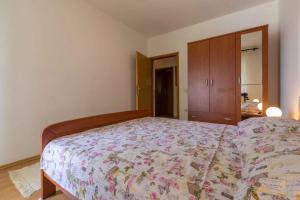 Posteľ alebo postele v izbe v ubytovaní Two-Bedroom Apartment in Crikvenica XXXVII