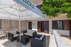 Patio alebo iná vonkajšia časť ubytovania Two-Bedroom Apartment in Crikvenica XXXVII