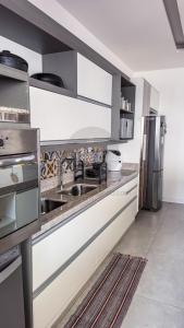 Η κουζίνα ή μικρή κουζίνα στο Refúgio Exclusivo em Arraial do Cabo