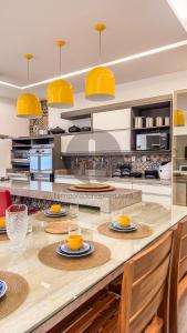 Η κουζίνα ή μικρή κουζίνα στο Refúgio Exclusivo em Arraial do Cabo