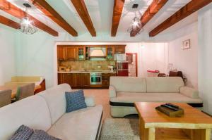 una sala de estar con un sofá y una mesa en Apartment in Tribalj 39244, en Tribalj