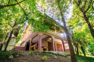 una casa con árboles delante en Apartment in Tribalj 39244, en Tribalj