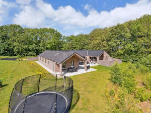 5 star holiday home in Sydals في Sarup: اطلالة جوية على بيت فيه قبة