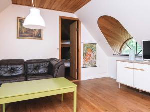 un salon avec un canapé et une table dans l'établissement 6 person holiday home in Blåvand, à Blåvand