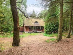 une petite maison au milieu d'une forêt dans l'établissement 6 person holiday home in Blåvand, à Blåvand