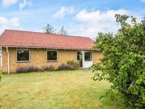 Un jardín fuera de 5 person holiday home in Skjern-By Traum