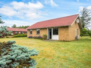 una casa in mattoni con tetto rosso in un cortile di 5 person holiday home in Skjern-By Traum a Skjern