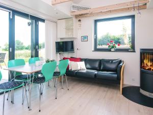 TV a/nebo společenská místnost v ubytování 6 person holiday home in Haderslev-By Traum