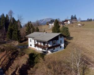 an aerial view of a house in a field at River Pearl - Garnitzenklamm in Möderndorf