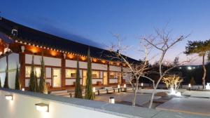 Το κτήριο όπου στεγάζεται  ο ξενώνας