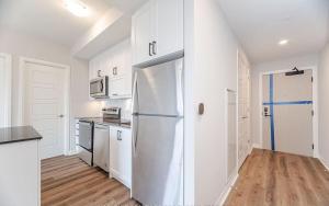 Nhà bếp/bếp nhỏ tại Unbeatable Location Upscale 1 Bedroom with Free Parking