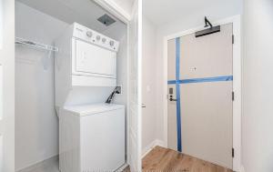 Ảnh trong thư viện ảnh của Unbeatable Location Upscale 1 Bedroom with Free Parking ở Oakville