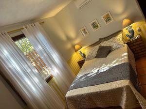 Ένα ή περισσότερα κρεβάτια σε δωμάτιο στο Casa 1 Suíte+3 - 200m Praia e 700m Beto Carrero