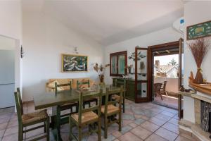 una sala da pranzo con tavolo e sedie di Casa Fenicottero - Pet Friendly - Funtana Meiga a Funtana Meiga