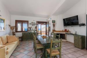 un soggiorno con un tavolo e un divano di Casa Fenicottero - Pet Friendly - Funtana Meiga a Funtana Meiga