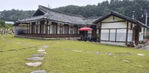 een huis met een rode frisbee ervoor bij Gangneung Hakdong Hanok Pension in Gangneung