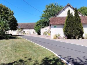 eine leere Straße vor einem Haus in der Unterkunft Maison au cœur du Berry : tranquillité, jeux pour enfants et proche Château de Valençay et Zoo de Beauval - FR-1-591-235 in Frédillé