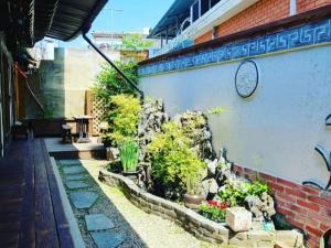 a garden on the side of a building at Jeonju Sanyacho Pension in Jeonju