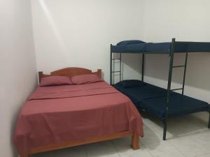 a bedroom with a bed and two bunk beds at Villa Conchita - Piscina Privada y BBQ in Carmen de Apicalá