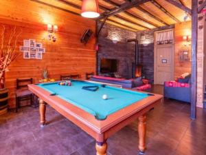 Habitación grande con mesa de billar. en Villa Jumelia, en Le Mont-Dore