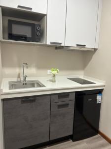 a kitchen with a sink and a microwave at Studio- Rémire-Montjoly in Montjoly