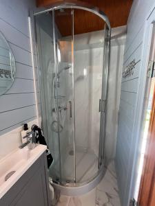 Vannituba majutusasutuses The Garden Room at Bracklesham Bay