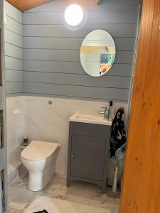 Vannituba majutusasutuses The Garden Room at Bracklesham Bay