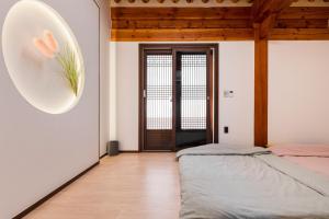 a room with two beds and a mirror on the wall at Gyeongju Wonhwaru in Gyeongju +90 photos