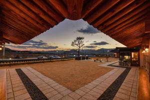 a view of a courtyard with a building at Gyeongju Wonhwaru in Gyeongju