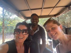 eine Gruppe von drei Personen, die in einem Fahrzeug fahren in der Unterkunft Corner Cottage - Anuradhapura in Anuradhapura + 96 Fotos