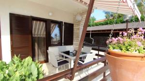 Ein Balkon oder eine Terrasse in der Unterkunft Apartment Malinska, Primorje-Gorski Kotar 1